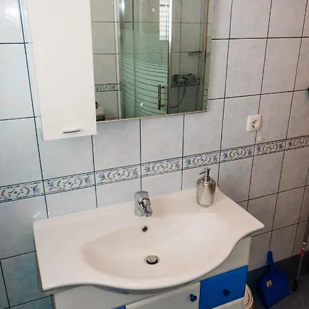 10 Apartment *